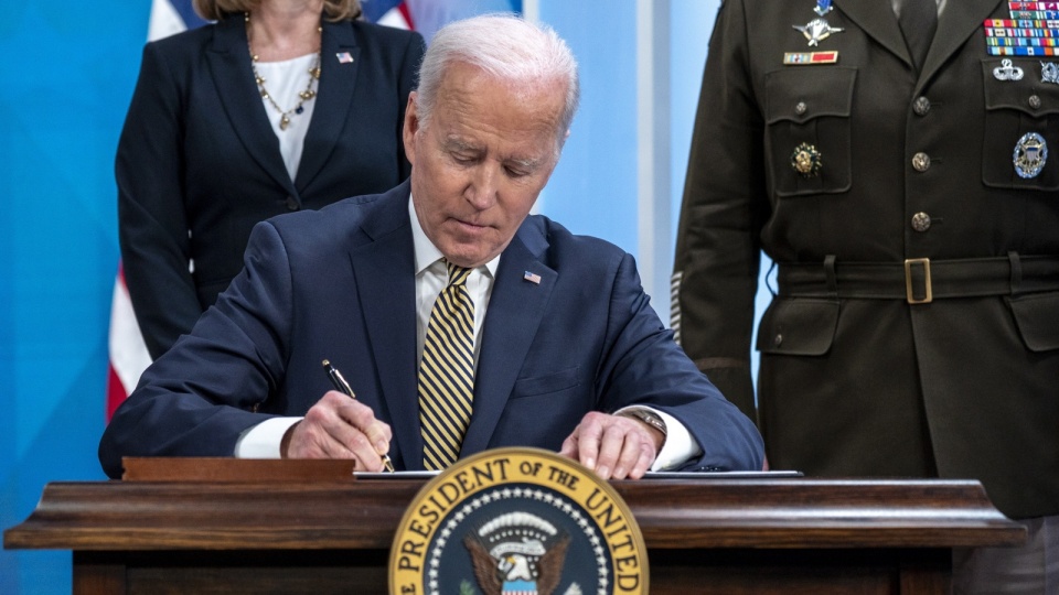 Prezydent USA Joe Biden podpisał w środę rozporządzenie o udzieleniu Ukrainie dodatkowego pakietu pomocy wojskowej o wartości 800 mln dolarów. Fot. PAP/EPA