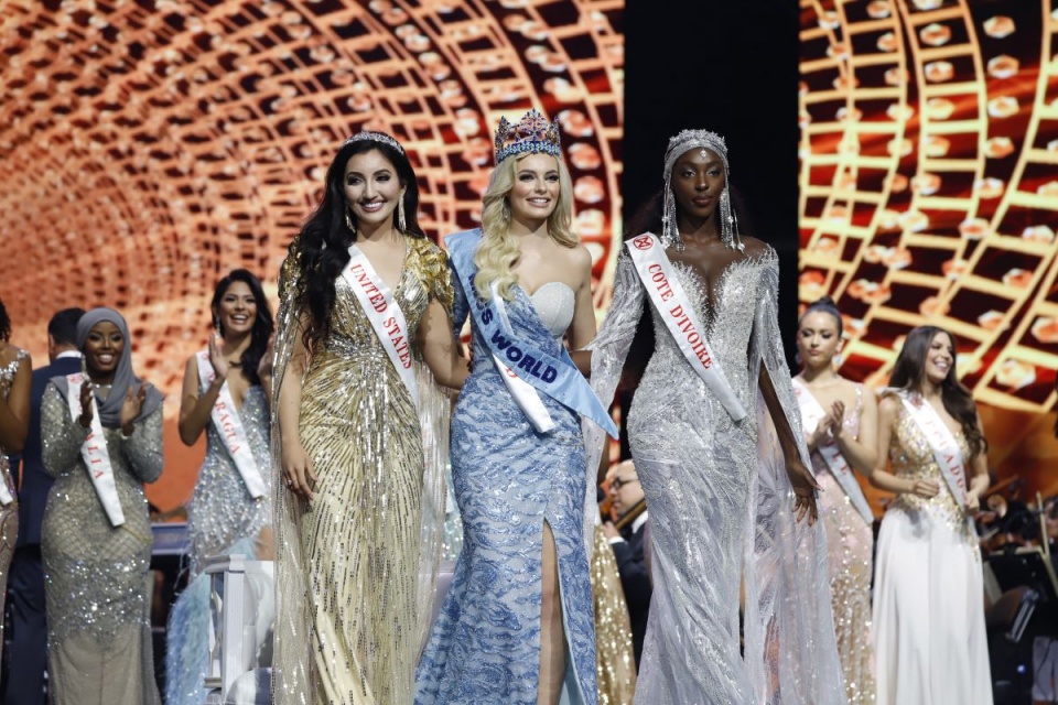 Podczas konkursu Miss World w Portoryko za najpiękniejszą kobietę świata uznano Polkę - Karolinę Bielawską/fot. PAP, EPA