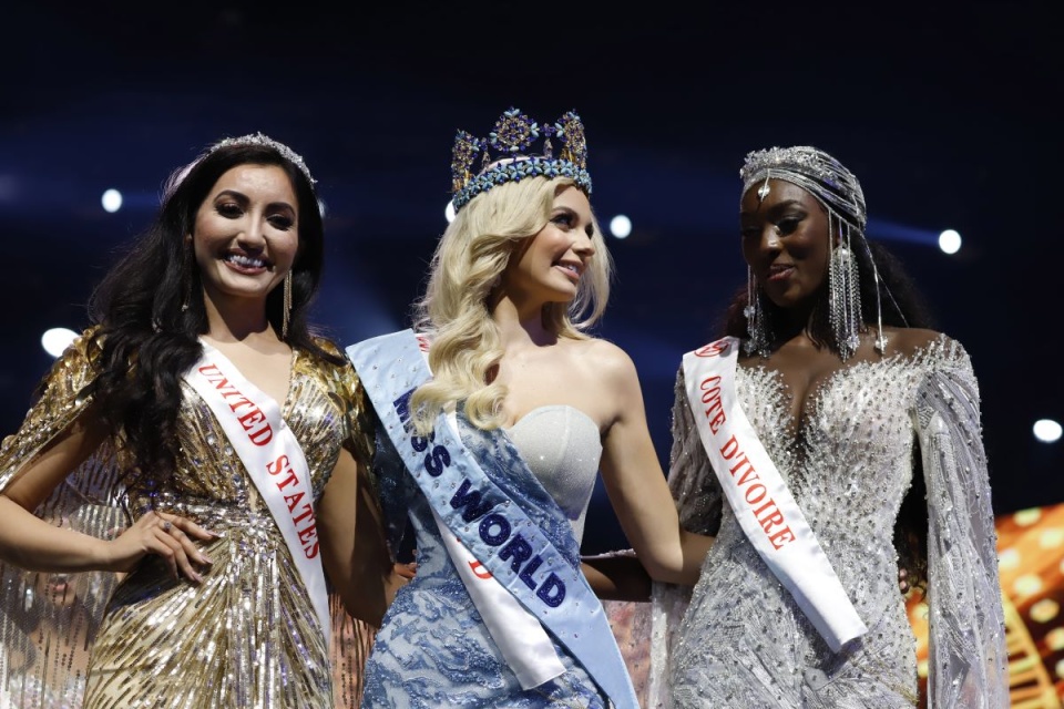 Podczas konkursu Miss World w Portoryko za najpiękniejszą kobietę świata uznano Polkę - Karolinę Bielawską/fot. PAP, EPA