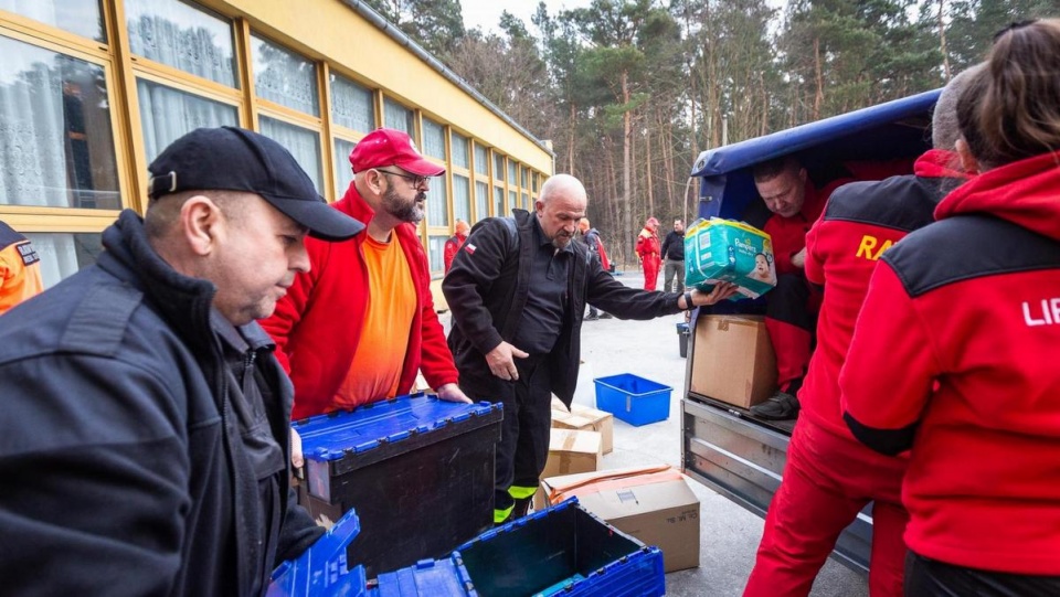 W kierunku granicy z Ukrainą wyruszył w nocy ze środy na czwartek pierwszy konwój humanitarny z darami dla mieszkańców partnerskiego Obwodu Chmielnickiego/fot. Szymon Zdziebło dla UM