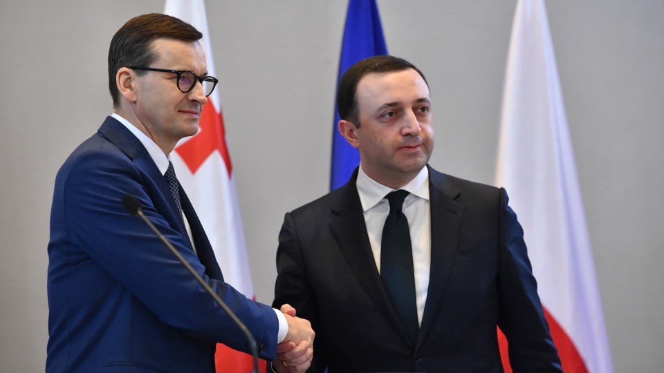 Premier RP Mateusz Morawiecki oraz premier Gruzji Irakli Garibaszwili podczas konferencji prasowej po spotkaniu w Batumi. Fot. PAP/Radek Pietruszka