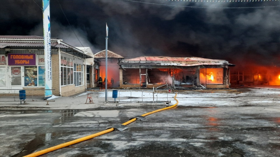 Gaszenie pożaru po ostrzale przez wojska rosyjskie centrum handlowego w Charkowie. Fot. PAP/Główna Dyrekcja Państwowego Pogotowia Ratunkowego Ukrainy w obwodzie charkowskim