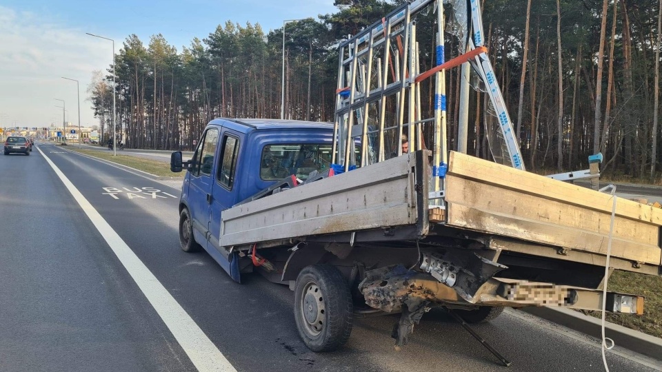 Auto osobowe uderzyło w tył samochodu dostawczego. Fot. Bydgoszcz998