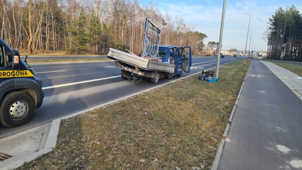 Auto osobowe uderzyło w tył samochodu dostawczego. Fot. Bydgoszcz998