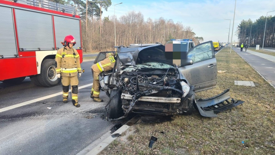 Auto osobowe uderzyło w tył samochodu dostawczego. Fot. Bydgoszcz998