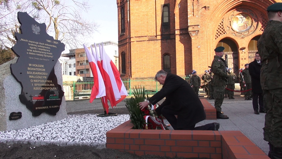 Złożenie wieńców pod obeliskiem Bohaterów Solidarności przy Placu Kościeleckich (jw)