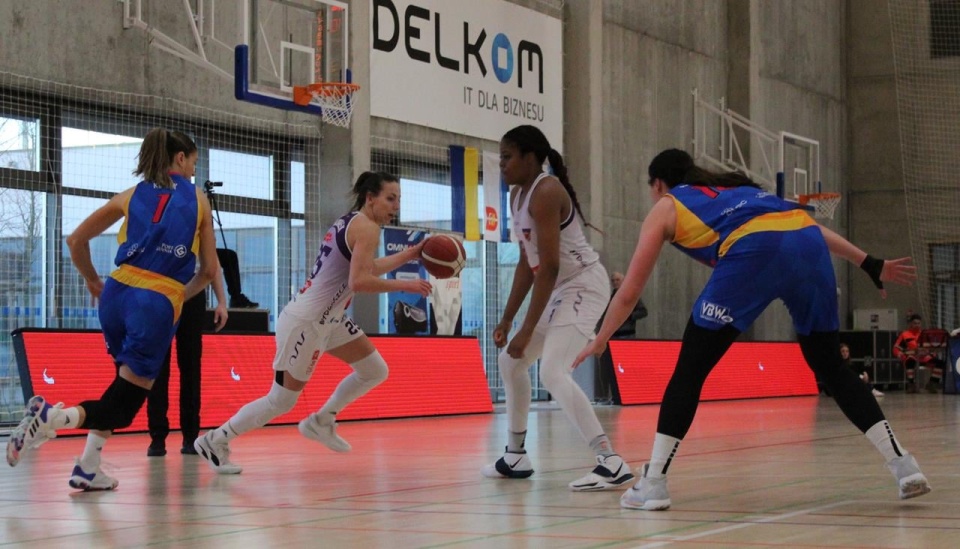 Mistrzynie Polski z Gdyni nie dały szans Polskim Przetworom Basketowi 25 i pewnie wygrały w trzecim meczu play-off 84:60. Fot. facebook/basket25