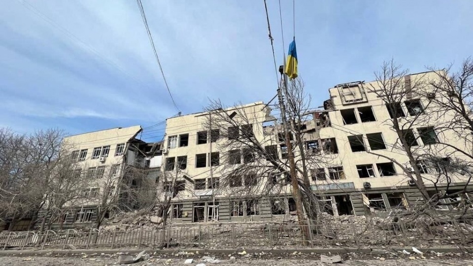 Szkoła artystyczna w Mariupolu, w której schroniło się około 400 mieszkańców, została zbombardowana przez wojsko rosyjskie – poinformowały w niedzielę władze miasta na Telegramie. Fot. PAP/EPA