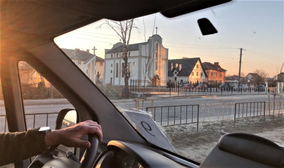 Konwój dojechał do Lwowa. Widać kościół p.w. św. Jana Pawła II./fot. Michał Jędryka