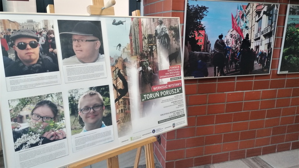 „Toruń porusza" to tytuł wystawy otwartej w Bibliotece Uniwersyteckiej w Toruniu. Ekspozycja jest efektem fotograficznego projektu, w którym udział wzięły osoby z zespołem Downa, wychowankowie „Dorotkowa": Malwina, Szymon, Tomasz i Aleksander./fot. Iwona Muszytowska - Rzeszotek