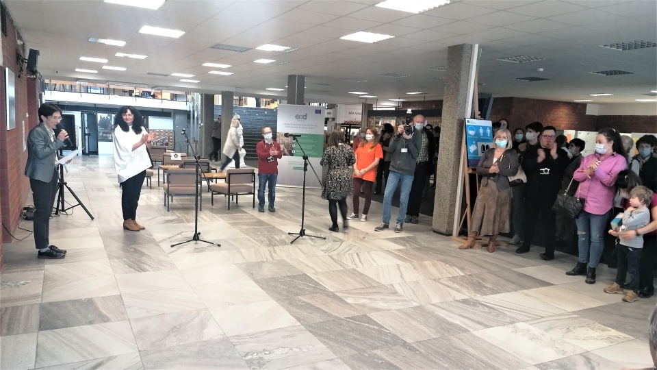 „Toruń porusza" to tytuł wystawy otwartej w Bibliotece Uniwersyteckiej w Toruniu. Ekspozycja jest efektem fotograficznego projektu, w którym udział wzięły osoby z zespołem Downa, wychowankowie „Dorotkowa": Malwina, Szymon, Tomasz i Aleksander./fot. Iwona Muszytowska - Rzeszotek