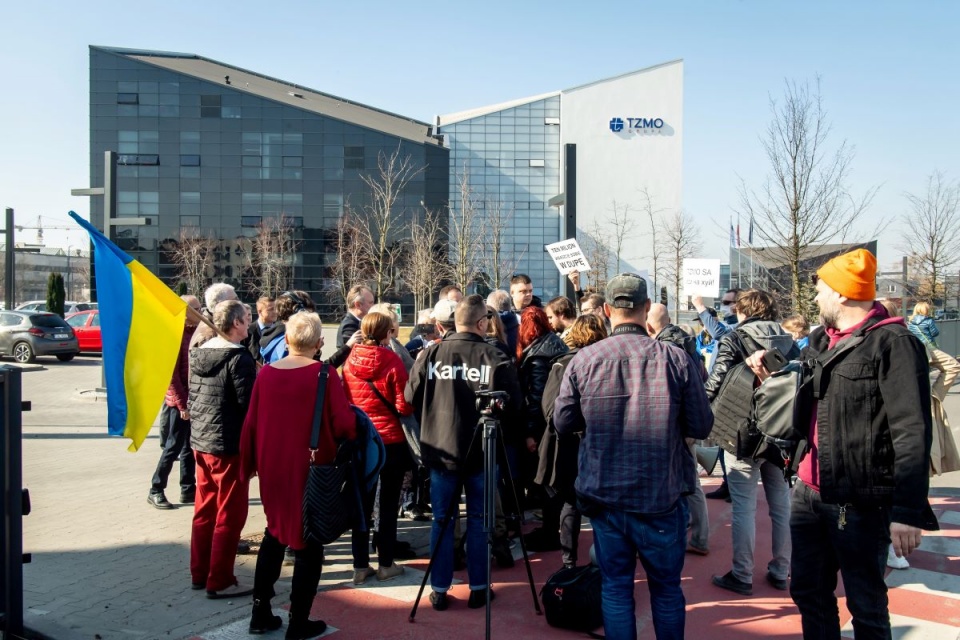 Protest przed siedzibą Toruńskich Zakładów Materiałów Opatrunkowych/fot. Tytus Żmijewski