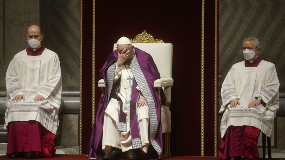 Papież Franciszek - podczas piątkowego nabożeństwa pokutnego w Watykanie - dokonał aktu poświęcenia ludzkości, zwłaszcza Rosji i Ukrainy, Niepokalanemu Sercu Maryi/fot. PAP, EPA