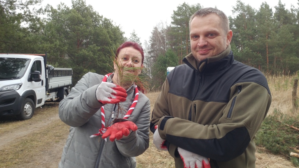 Akcja sadzenia lasu. Ta sadzonka nazwana została „Gienia”./ Fot.Tatiana Adonis