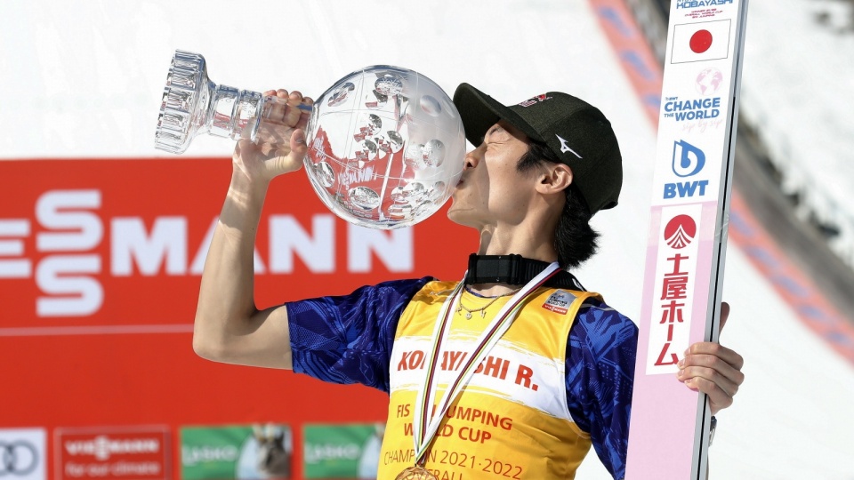 Japończyk Ryoyu Kobayashi po raz drugi w karierze zdobył Kryształową Kulę za triumf w klasyfikacji generalnej Pucharu Świata w skokach narciarskich. Fot. EPA/ANTONIO BAT Dostawca: PAP/EPA.