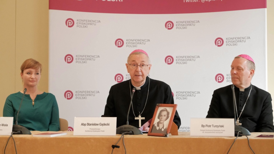 Przewodniczący Konferencji Episkopatu Polski abp Stanisław Gądecki (w środku), delegat KEP ds. duszpasterstwa nauczycieli bp Piotr Turzyński oraz Natalia Tułasiewicz-Gesiak, kuzynka błogosławionej Natalii Tułasiewicz, podczas konferencji prasowej, na której ogłoszono patrona nauczycieli polskich/fot. Mateusz Marek, PAP