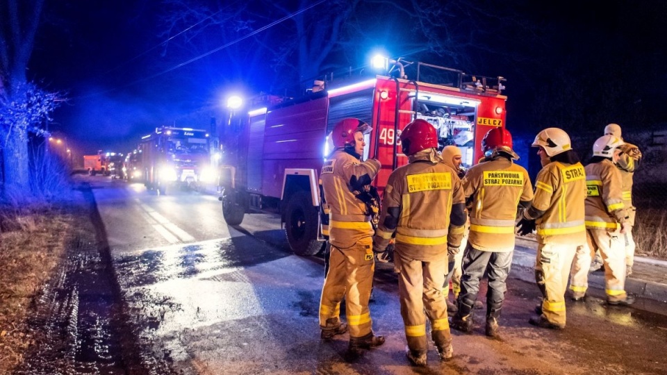 Strażacy na miejscu pożaru hali magazynowej w miejscowości Matyldzin/fot. Tytus Żmijewski, PAP