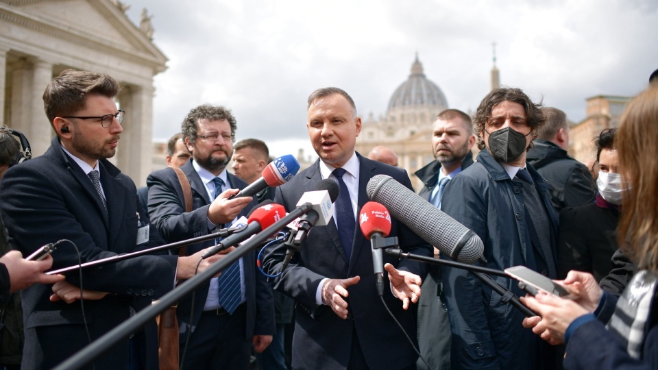 Przekazałem Ojcu Świętemu zaproszenie do Polski; to byłoby spotkanie nie tylko z Polakami, ale także ekumeniczne spotkanie z naszymi gośćmi z Ukrainy - powiedział w piątek prezydent Andrzej Duda po audiencji u papieża Franciszka. Fot. PAP/Marcin Obara