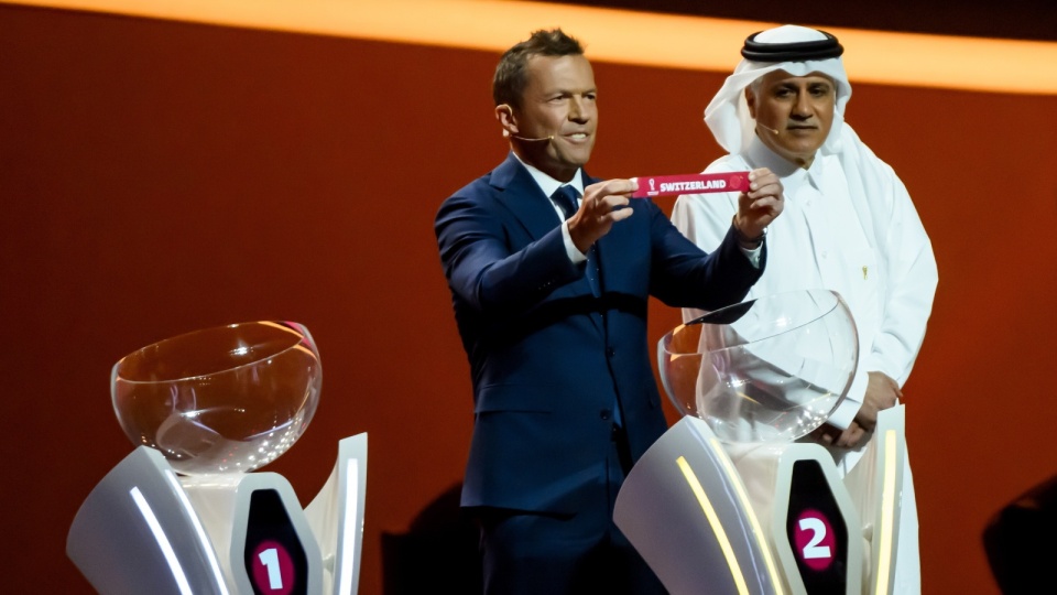 Losowanie jak zwykle było okazałą ceremonią. Fot.: Laurent Gillieron/PAP