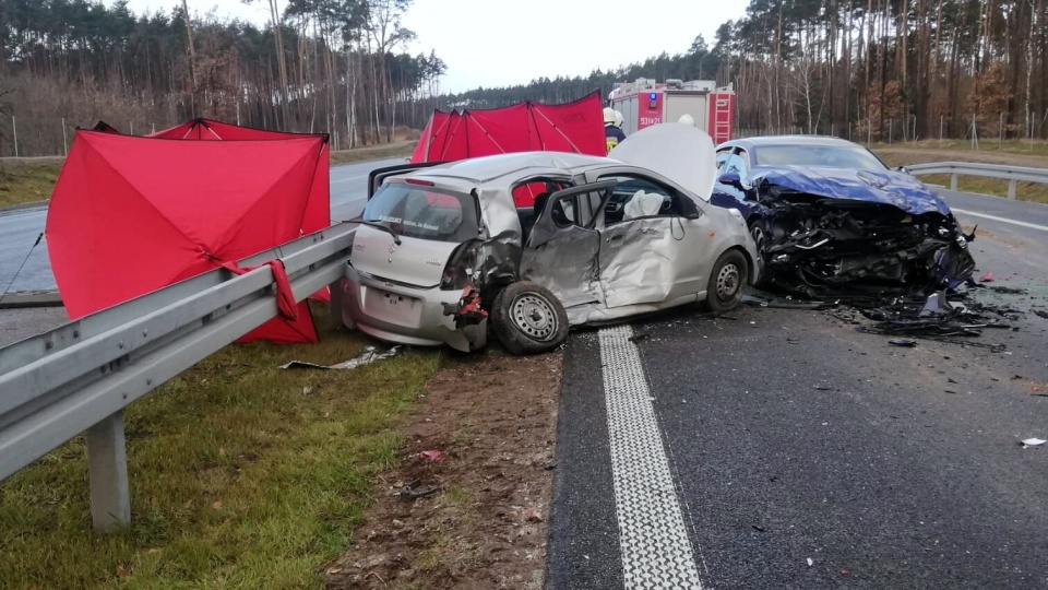 Trzy starsze osoby zginęły w wypadku trzech aut w Świeciu, gdzie na drodze S5 zderzyły się trzy samochody osobowe. Trasa jest zablokowana. Fot. PSP Świecie