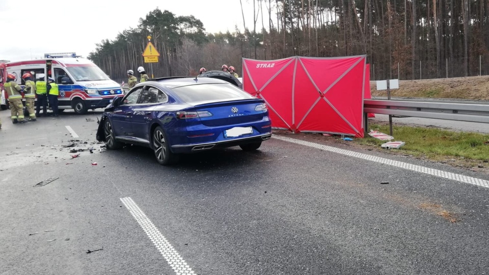 Trzy starsze osoby zginęły w wypadku trzech aut w Świeciu, gdzie na drodze S5 zderzyły się trzy samochody osobowe. Trasa jest zablokowana. Fot. PSP Świecie