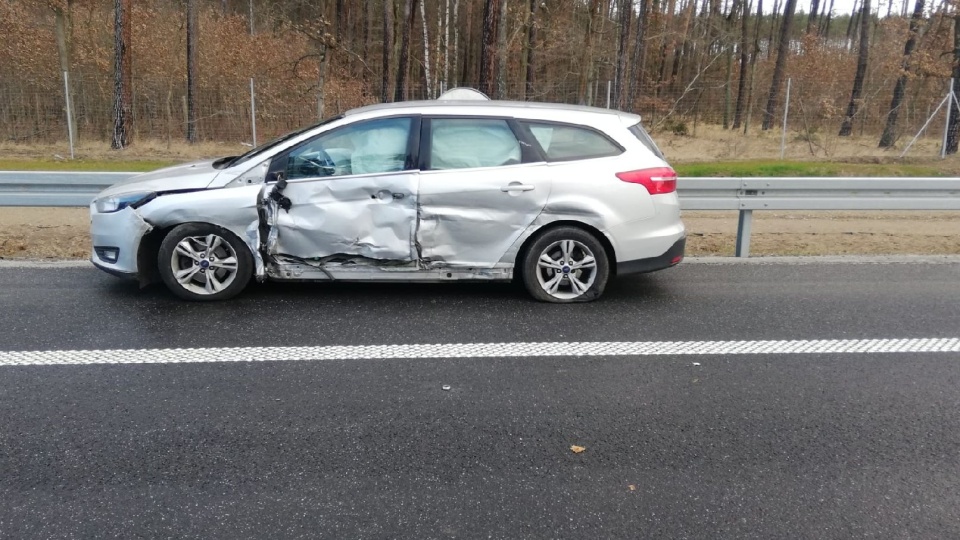 Trzy starsze osoby zginęły w wypadku trzech aut w Świeciu, gdzie na drodze S5 zderzyły się trzy samochody osobowe. Trasa jest zablokowana. Fot. PSP Świecie