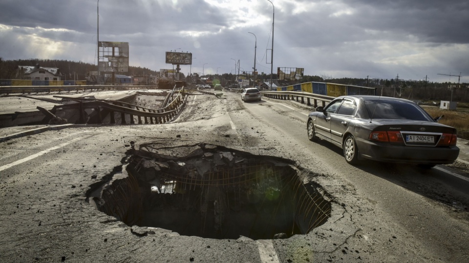 „Rosyjscy okupanci nadal blokują Charków, niszcząc dzielnice mieszkalne i infrastrukturę miasta” - podał sztab. Fot. PAP/EPA