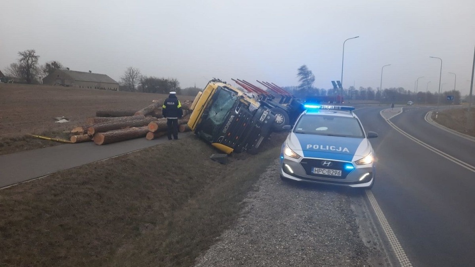 W poniedziałek na drodze wojewódzkiej nr 240 doszło do zdarzenia drogowego, w którym uczestniczyły dwa auta ciężarowe. Jeden z samochodów zakończył podróż w rowie. Fot. Policja