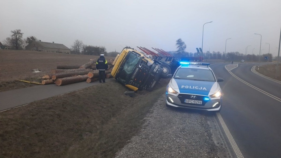 W poniedziałek na drodze wojewódzkiej nr 240 doszło do zdarzenia drogowego, w którym uczestniczyły dwa auta ciężarowe. Jeden z samochodów zakończył podróż w rowie. Fot. Policja