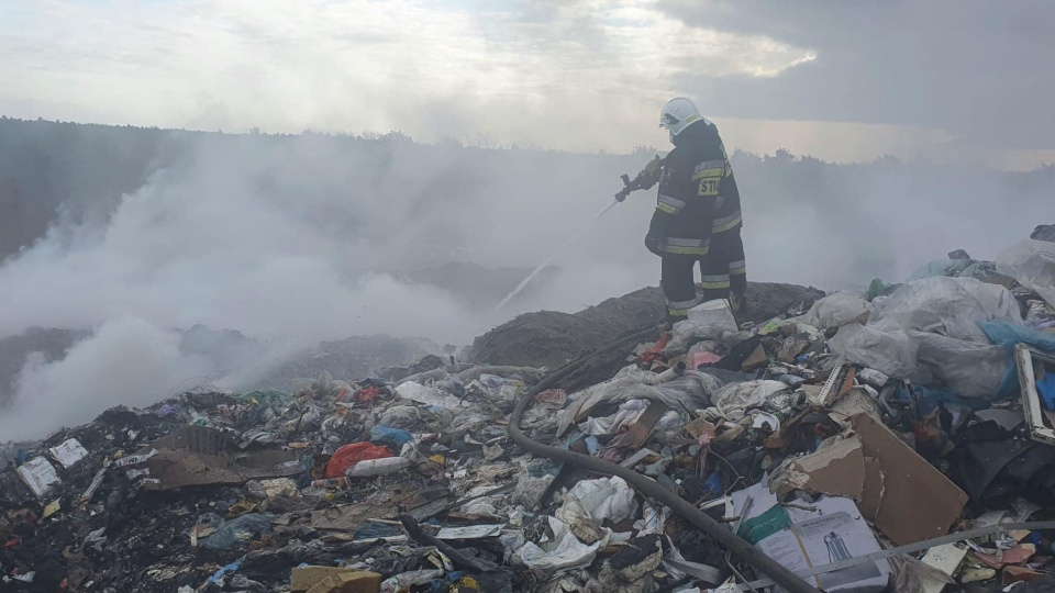 W nocy, po godz. 22.00, doszło do pożaru na wysypisku śmieci przy ul. Kociewskiej w Toruniu. Fot. KW PSP w Toruniu