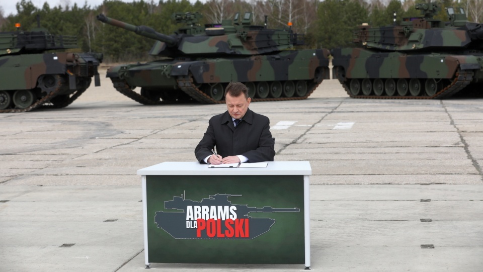 Minister obrony narodowej RP Mariusz Błaszczak podczas uroczystości podpisania umowy na zakup 250 czołgów Abrams dla Wojska Polskiego. Fot. PAP/Rafał Guz