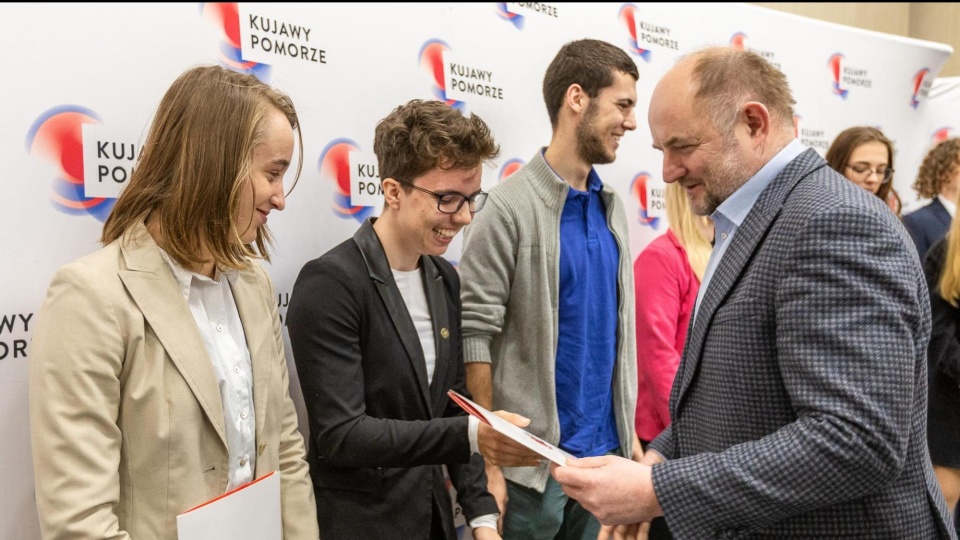 Stypendyści na spotkaniu z marszałkiem Piotrem Całbeckim. Fot.: Szymon Zdziebło/tarantoga.pl dla UMWKP