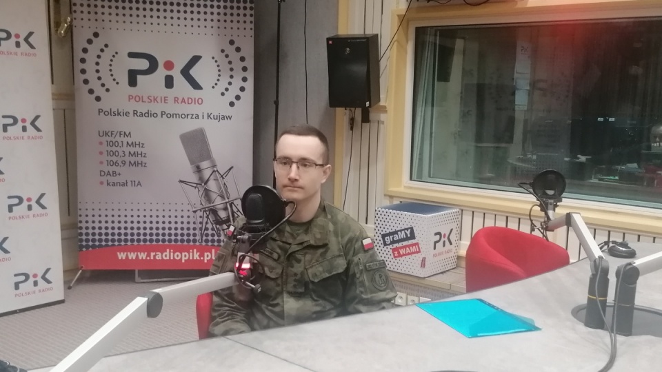 Porucznik Paweł Banasiak w bydgoskim studiu Polskiego Radia PiK/fot. mg