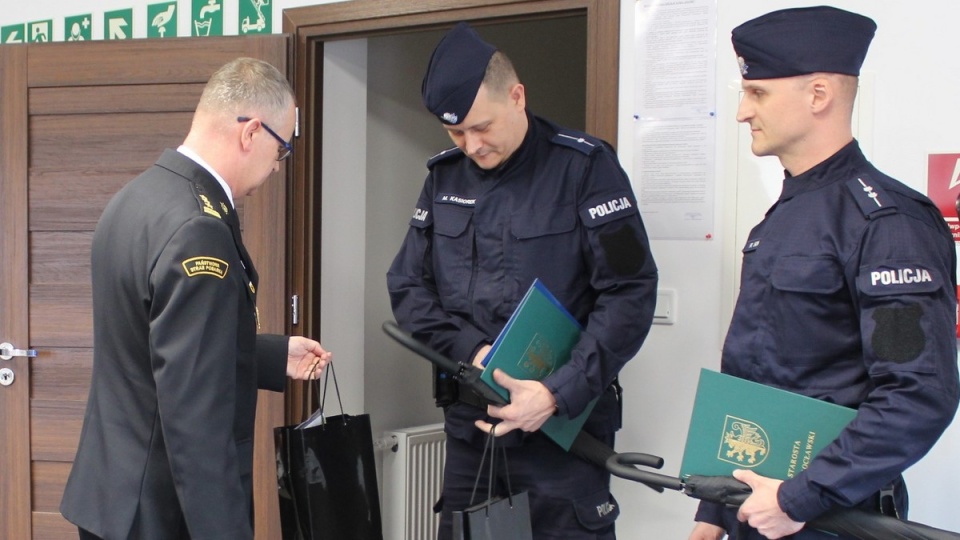 Dwaj dzielnicowi inowrocławskiej komendy odebrali podziękowania za odwagę podczas ratowania ludzi z płonącej kamienicy w Inowrocławiu/fot. nadesłane