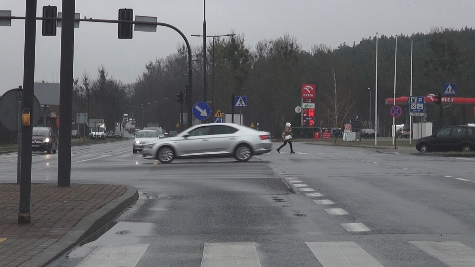 Deszczowo i ponuro, ślisko na drogach, silny wiatr i lokalnie burze. (jw)