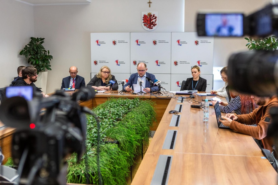 Konferencja marszałka Piotra Całbeckiego dotycząca zabytkowego Kodeksu Korwina/fot. Szymon Zdziebło