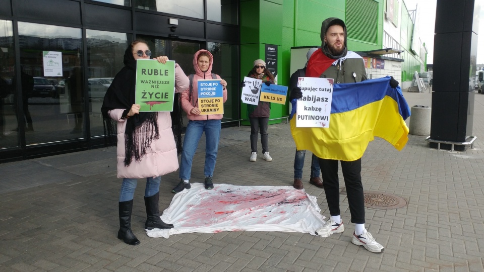 Aktywiści zachęcali do bojkotu sieci, która mimo wojny na Ukrainie dalej prowadzi działalność w Rosji. Fot. Tatiana Adonis