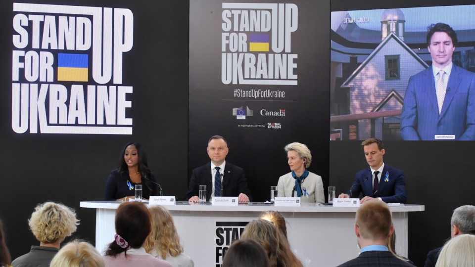 Szefowa Komisji Europejskiej Ursula von der Leyen (druga z prawej), prezydent RP Andrzej Duda, prowadząca spotkanie, dziennikarka Isha Sesay oraz prezes Global Citizens Hugh Evans (z prawej) podczas wydarzenia „Stand up for Ukraine” w Warszawie. Fot. PAP/Piotr Nowak