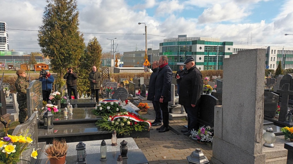 Na grobach pojawiły się wieńce i kwiaty od przedstawicieli rządu, Sejmu i prezydenta. Fot. Monika Siwak