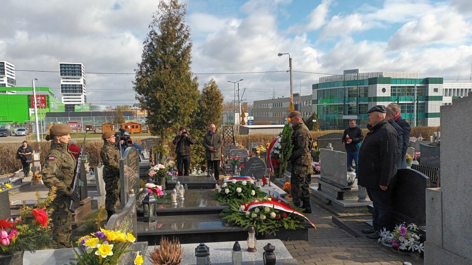 Na grobach pojawiły się wieńce i kwiaty od przedstawicieli rządu, Sejmu i prezydenta. Fot. Monika Siwak