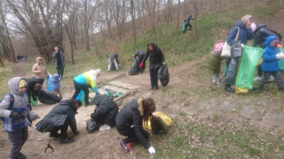 Wyposażeni w worki i rękawiczki, postanowili posprzątać brzeg Wisły, od mostu kolejowego do Winnicy. Do akcji torunian przyłączyli się Ukraińcy. Fot. Michał Zaręba