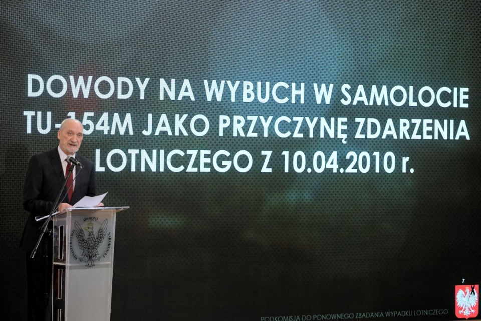 Antoni Macierewicz prezentuje „Raport z badania zdarzenia lotniczego z udziałem samolotu Tu-154M nr 101 nad lotniskiem Smoleńsk Siewiernyj na terenie Federacji Rosyjskiej"/fot. Paweł Supernak, PAP