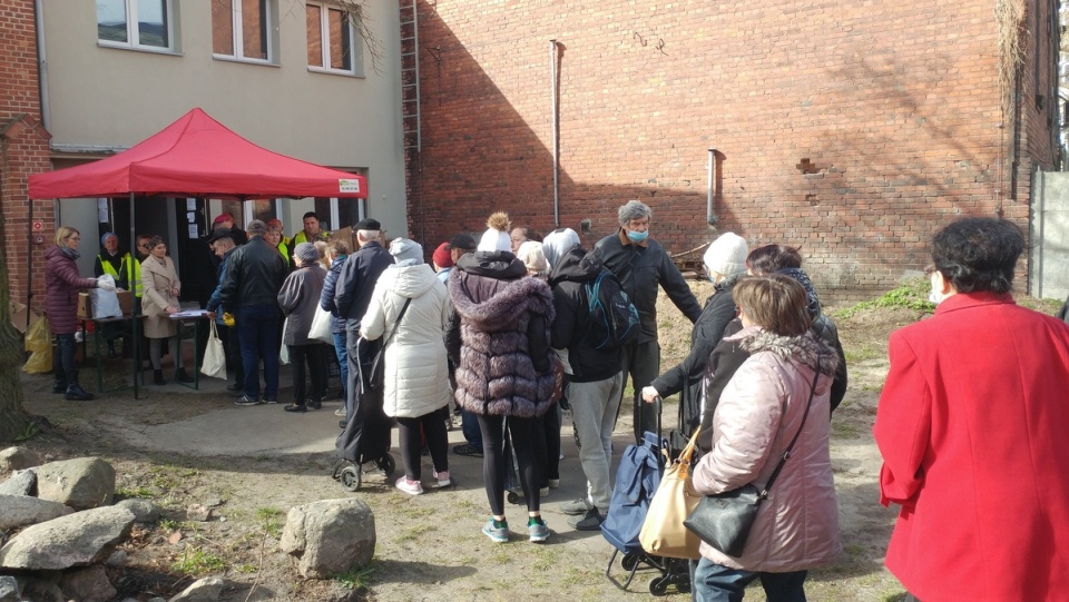 Biskup bydgoski ks. Krzysztof Włodarczyk rozdawał w poniedziałek świąteczne paczki najuboższym mieszkańcom Bydgoszczy/fot. Tatiana Adonis