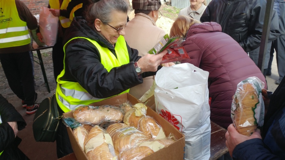 Biskup bydgoski ks. Krzysztof Włodarczyk rozdawał w poniedziałek świąteczne paczki najuboższym mieszkańcom Bydgoszczy/fot. Tatiana Adonis