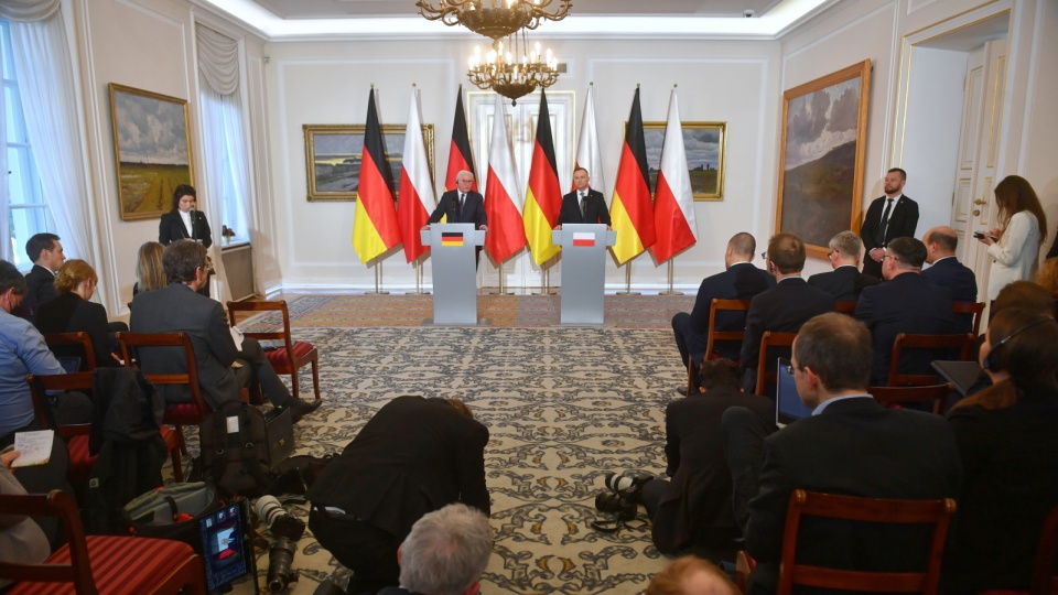 Prezydent RP Andrzej Duda oraz prezydent Republiki Federalnej Niemiec Frank-Walter Steinmeier podczas wypowiedzi dla mediów po spotkaniu w Belwederze w Warszawie. Fot. PAP/Radek Pietruszka