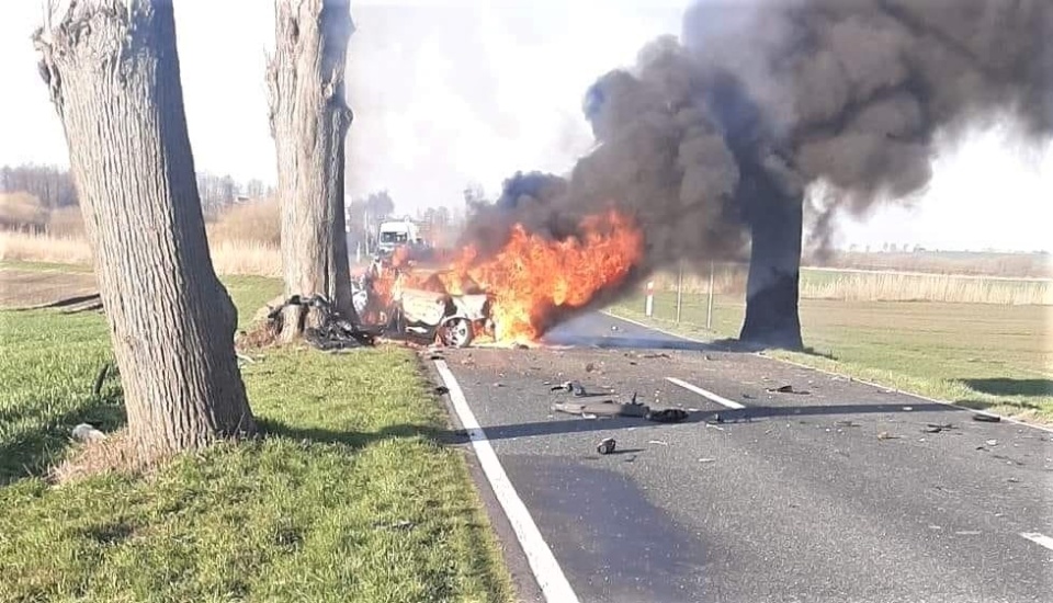 W miejscowości Głogowiniec w powiecie nakielskim (gm. Kcynia) jedna osoba zginęła po uderzeniu auta w drzewo./fot. KSRG/OSP Kcynia