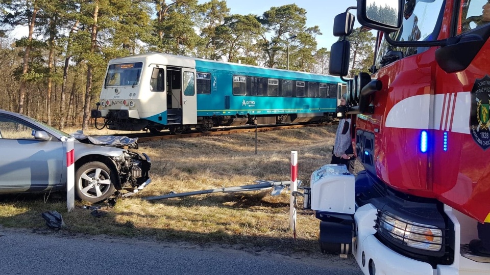 Zderzenie samochodu osobowego z pociągiem relacji Bydgoszcz-Chełmża. Do wypadku doszło w środę (13 kwietnia) około godz. 8./fot. OSP Dabrowa Chełmińska/Facebook