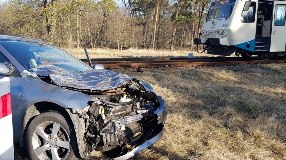 Zderzenie samochodu osobowego z pociągiem relacji Bydgoszcz-Chełmża. Do wypadku doszło w środę (13 kwietnia) około godz. 8./fot. OSP Dabrowa Chełmińska/Facebook