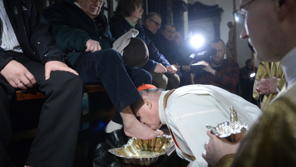 W Kościele rzymskokatolickim obrzęd umywania nóg (tzw. Mandatum) towarzyszy obecnie liturgii wielkoczwartkowej, kiedy główny celebrans dokonuje symbolicznego mycia nóg zaproszonym na liturgię ubogim. Od 1979 w Wielki Czwartek papież co roku obmywa nogi ubogim oraz więźniom. Na zdj. kardynał Kazimierz Nycz podczas obrzędów wielkoczwartkowych w bazylice archikatedralnej św. Jana Chrzciciela w Warszawie /fot. Marcin Obara/PAP/2018