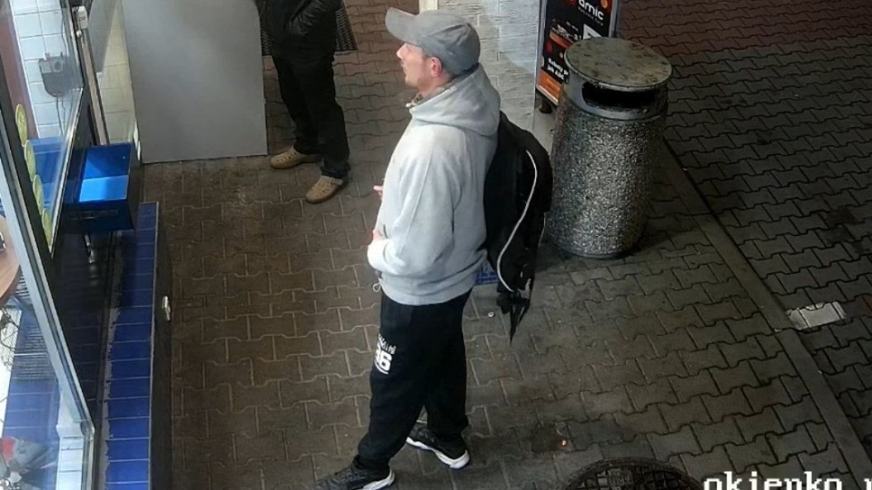 Policjanci z toruńskiej komendy poszukują mężczyzny, który posłużył się utraconą kartą bankomatową, dokonując między innymi transakcji na jednej ze stacji paliw przy ul. Bema w Toruniu. Fot. Policja